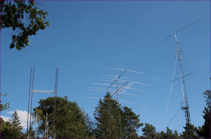 Mitte: 5el 21MHz, 4el 14 MHz, 4el 28 MHz.....rechts: oben 144, Dipol 7 MHz, tief unten 432 (Behelf)