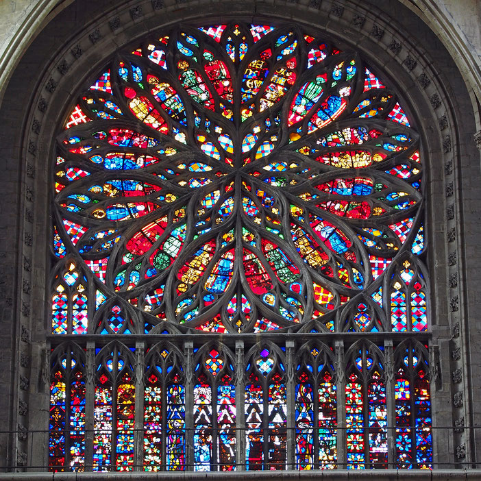 世界遺産「アミアン大聖堂」、南ファサードのバラ窓と、その下がランセット窓。ステンドグラスを飾る細い窓枠装飾がフランボアイヤン様式のトレーサリー