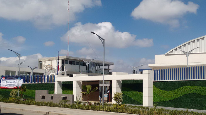 Suministro e instalación de postes para alumbrado con luminarios LED al Instituto Bilingüe Interamericano en Ecatepec, Edo. Méx