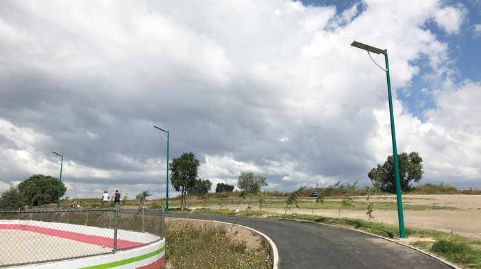  Suministro de postes con luminarios solares para alumbrado de pista para trotar en centro deportivo en Chimalhuacán, Edo. Méx.