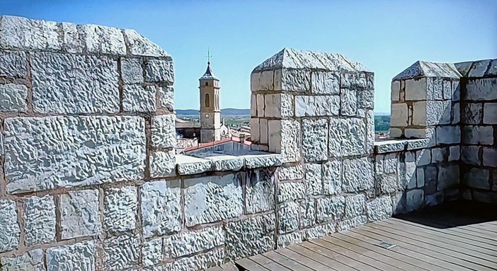 Almenas del Castillo de Requena y vista del campanario de la iglesia de la Villa de Requena en Valencia provincia.