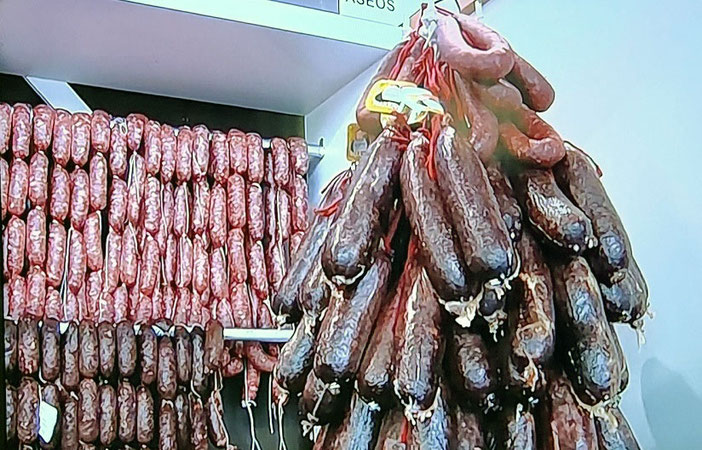 Requena no solo es conocida por sus excelentes vinos y cavas, sino  también, por un embutido de una categoría insuperable a nivel mundial.