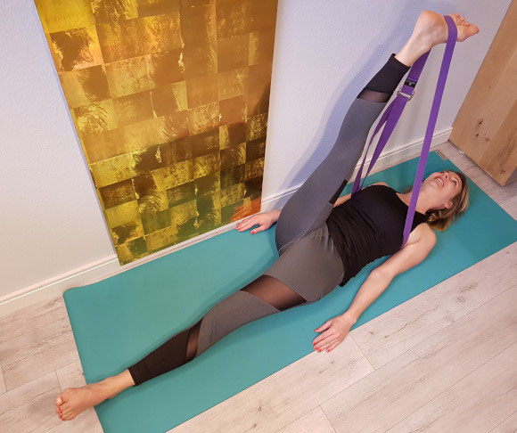 Beindehnung mit Yoga-Gurt