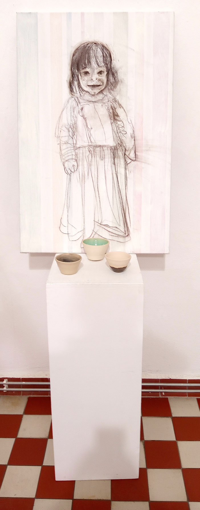 the ancient/ 110 x 45 cm, Öl, übermalte Leinwand, Gesso, Rötelkreide/ 2017// 3 Schalen Keramik, Engobe, Glasur: missing- anima- loosing/ 2022 (Ensemble)
