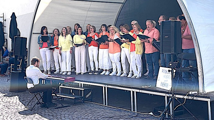 Am E-Piano Dirigent Niklas Hötzer mit PopChor'n Hinterzarten