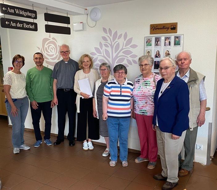 Foto: Agnes Rickert, Leiterin des sozialen Dienstes (1.v.l.), Propst Hans-Bernd Serries (3.v.l), Barbara Evers mit ihrer Urkunde (4.v.l) und weitere ehrenamtlich tätige Frauen und Männer aus dem Team des Stiftes.