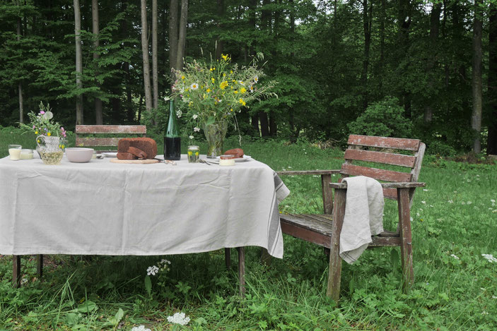 Tisch mit Essen in der Natur