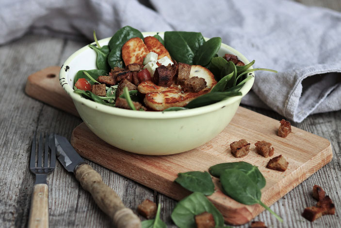 Spinatsalat mit Halloumi