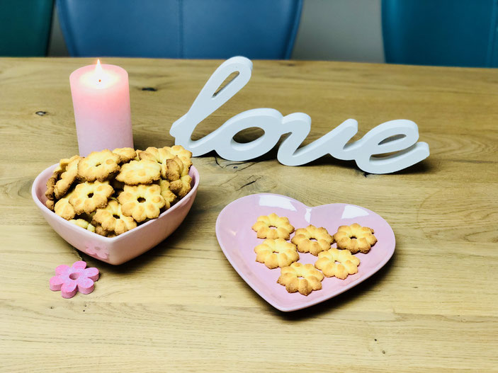 Dieses Rezept ist schon seit Jahren mein Begleiter für alles Plätzchen, Kekse rund um das Jahr. Es gibt Saisonsbezogene Einlegescheiben sei es für den Sommer den Herbst, Halloween und Winter Motive sowie Weihnachtsmotive. Plätzchenzeit ist rund ums Jahr m