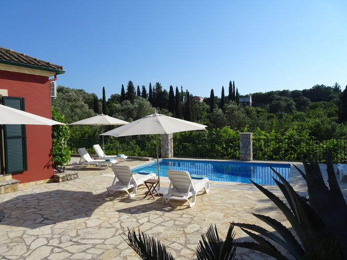 Exclusives Ferienhaus auf Korfu mit Pool und großzügigem Liegebereich