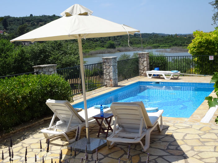 Ferienhaus auf Korfu "Villa Rosemary" Poolbereich mit Sonnenliegen und Terrasse