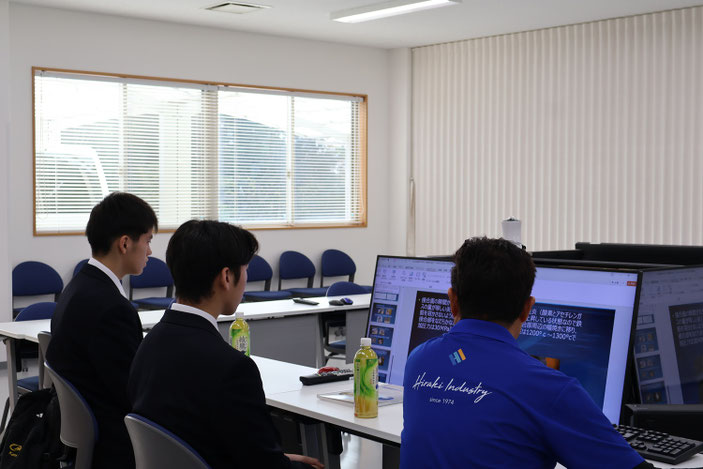 動画を見ながら説明を受ける生徒たち