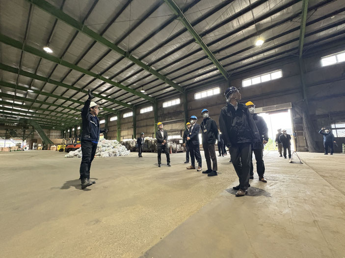 F棟内を見学する参加者たち