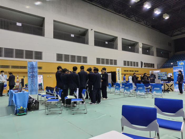 自由訪問の様子。どこに行こうか迷っている生徒たち。