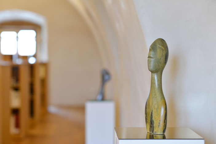 Heidrun Feistner: Komm! Ins Offene / Für Friedrich Hölderlin / Engel der Geschichte / Stein / 37 cm / 2020 / Foto Schulze RFB