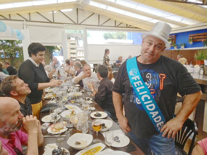 Ricardo Bertomeu, siempre de buen humor, haciendo un posado para El Marino Dénia en la fiesta de su cumpleaños