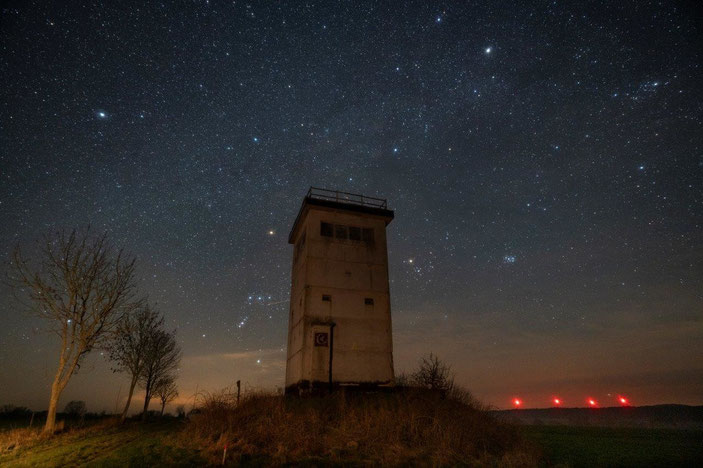DDR-Grenzturm Dahrendorf mit 4 Windkraftanlagen im Hintergrund, c Helmut Schnieder.