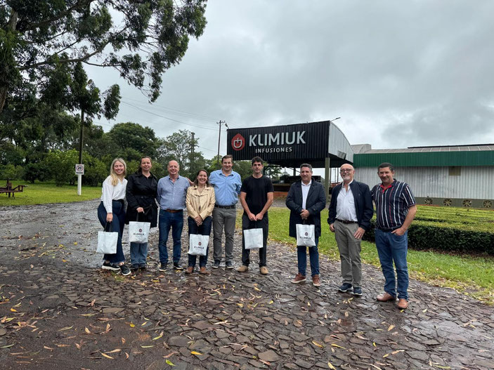 Klimiuk y Eduardo Goldfart, otro empresario tealero (tercero desde la izquierda) junto a los funcionarios nacionales y provinciales.