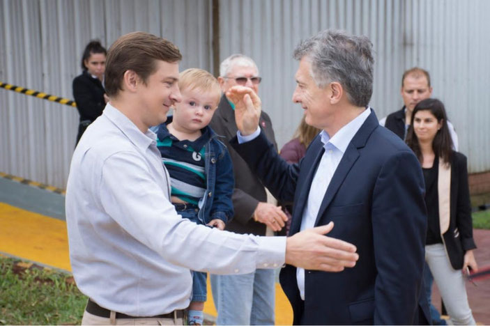 Klimiuk saluda al presidente Mauricio Macri, el 3 de octubre del 2018, en su empresa, un grupo de empresarios tealeros que armaron un consorcio exportador para buscar nuevos mercados.