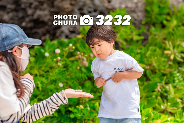 沖縄家族写真でアシスタントのあんちゃんと一緒にヤドカリ探しをする男の子のシーン