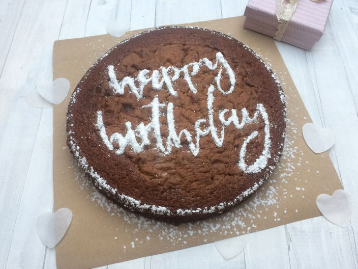 DIY personalisierter Kuchen zum Geburtstag mit Handlettering Happy Birthday