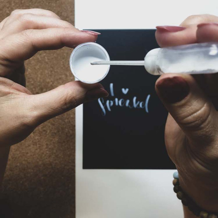 mit einer Pipette feine Sprenkel auf dein Lettering auftragen