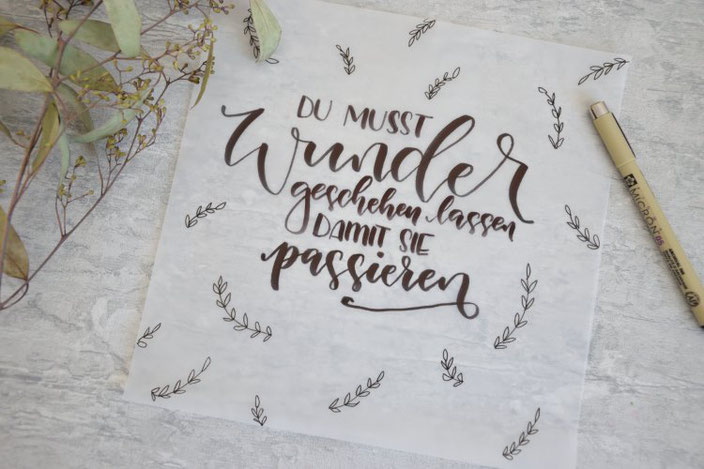 DIY Lightbox mit einem Handlettering: Du musst Wunder geschehen lassen damit sie passieren - Lettering verzieren
