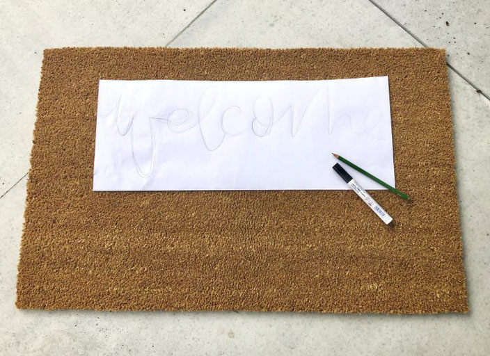 Anleitung um eine Fussmatte zu belettern mit dem Schriftzug welcome - Schriftzug vorzeichnen auf Papier