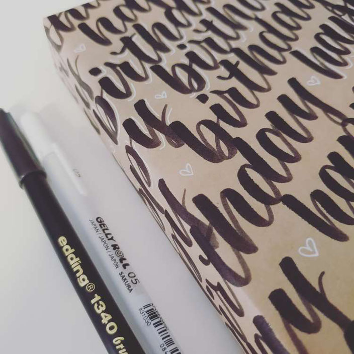 Geschenk kreativ einpacken mit belettertem Packpapier (Lettering von letterling für die Letter Lovers)