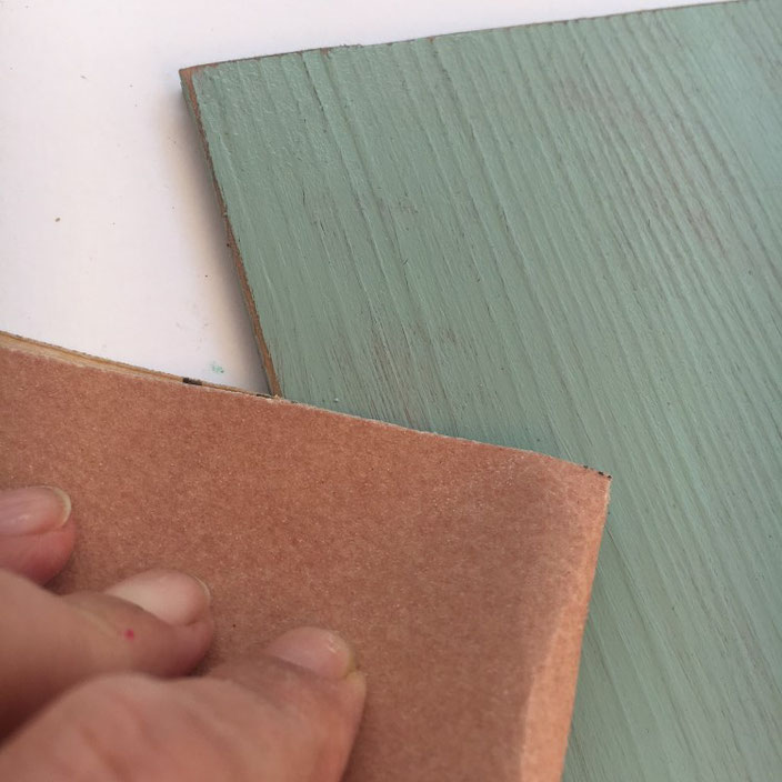 Schild aus Vinylbodenplatten selber machen: Anleitung - Vintageeffekt: Kanten anschleifen