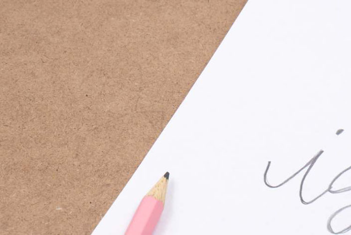 Lettering Vorlage auf ein Klemmbrett übertragen um darauf zu lettern