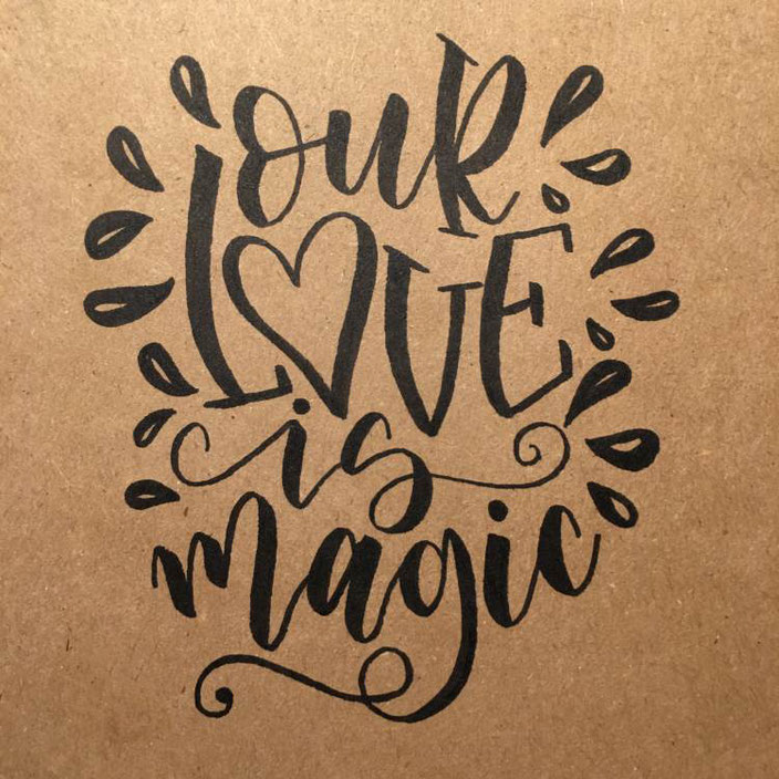Lettering Anleitung für ein effektvolles Schwarz Weiss Lettering - Schritt 1 - schwarzes Lettering (our love is magic)