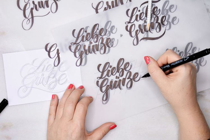 Liebe Grüsse - Lettering Skizze auf Transparentpapier übertragen um daraus einen Stempel zu schnitzen