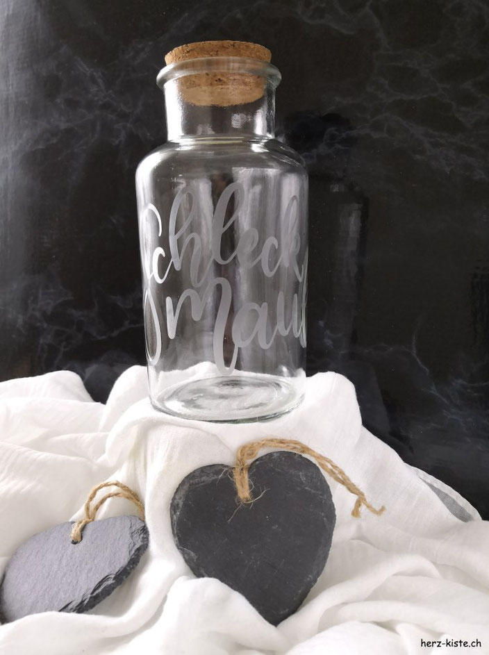 DIY Geschenkidee: Verewige dein individuelles Lettering mit Ätzpaste auf Glas - ein solch persönliches Geschenk macht garantiert Freude!