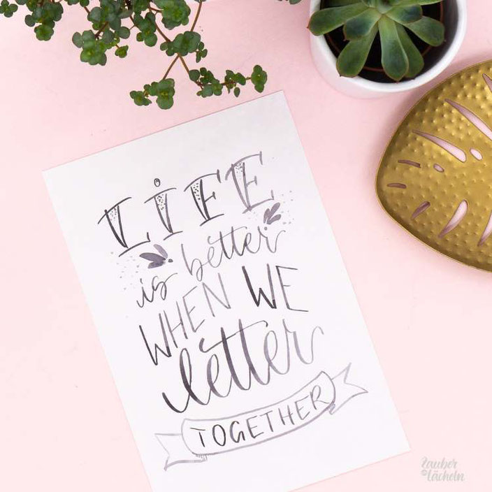 Lettering in schwarz weiss: Life is better when we letter together (zaubereinlaecheln bei den Letter Lovers)