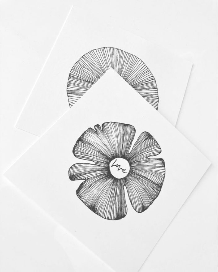 Love - schwarz-weisses Lettering mit einer Blume von letter_fee für die Letter Lovers