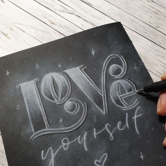 Kreidelettering auf Papier: Schattenlinien hervorheben durch ausradieren vom Hintergrund