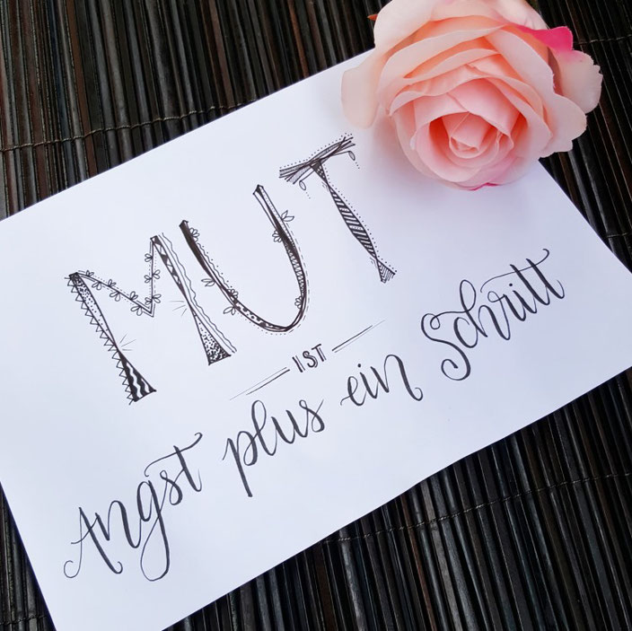 Handlettering Zitat: Mut ist Angst plus ein Schritt. (Bild für den Lettering Guide für Anfänger)