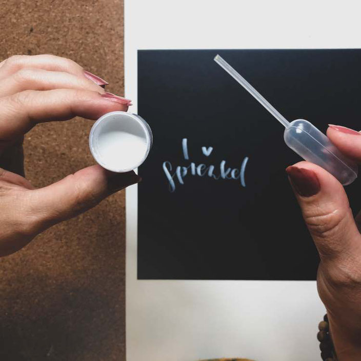 einfache Anleitung wie du ganz feine Sprenkel als Verzierung für dein Lettering machen kannst