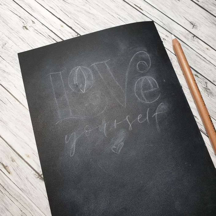 Anleitung für ein Kreidelettering auf Papier - mit dem Kreidestift vorskizzieren