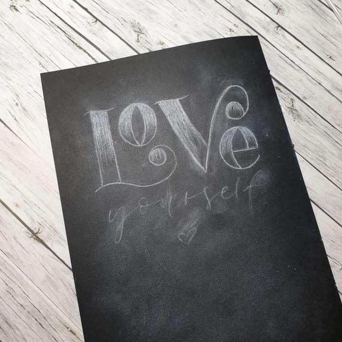 Love yourself - gestalte ein Kreidelettering auf Papier dank dieser Lettering Anleitung