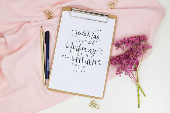 Lettering Spruch: Jeder Tag kann der Anfang von etwas Neuem sein (Handlettering von frau.liebling für die Letter Lovers)