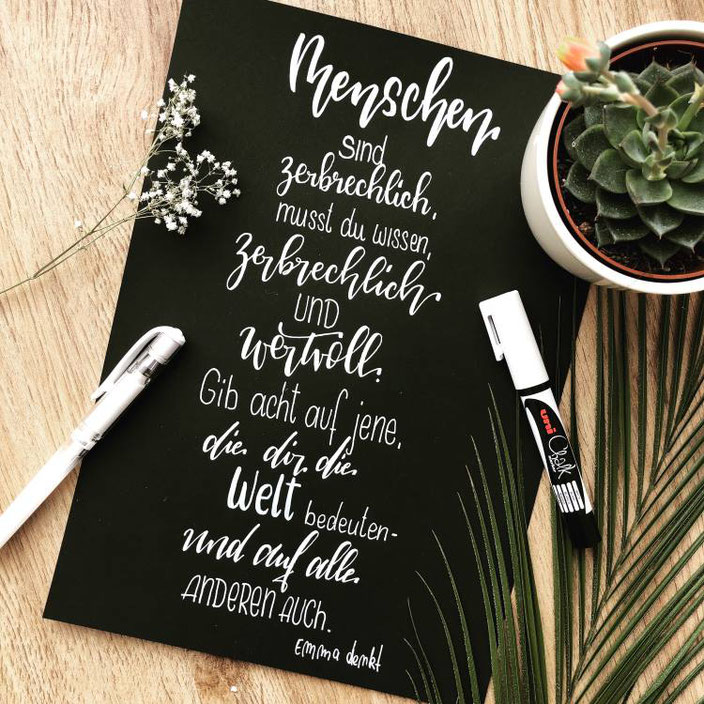 Handlettering mit einem Text von emma denkt: Menschen sind zerbrechlich, musst du wissen, zerbrechlich und wertvoll