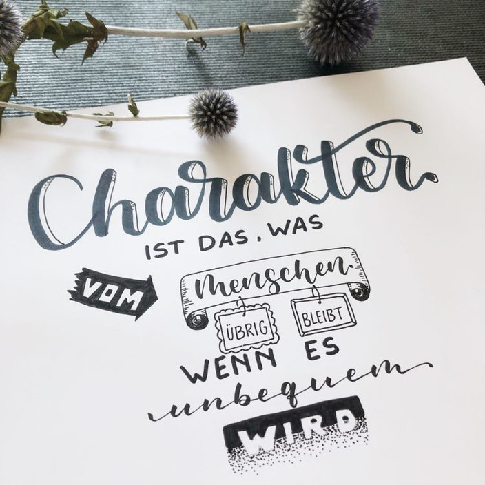 Lettering Spruch: Charakter ist das, was vom Menschen übrig bleibt, wenn es unbequem wird.