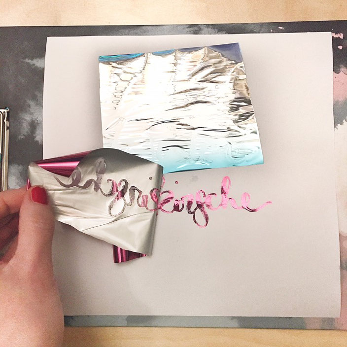 Lettering Anleitung: Folieren ohne Laserdrucker. Schritt 4: Folie abziehen