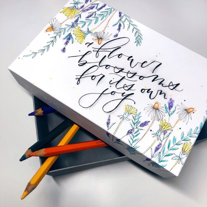Handlettering mit Blumen: a flower blossoms for its own joy