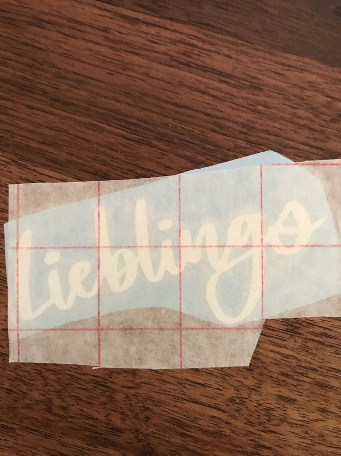Anleitung: Lettering mit Vinylfolie für eine Tasse - Schritt 4 - Transferfolie