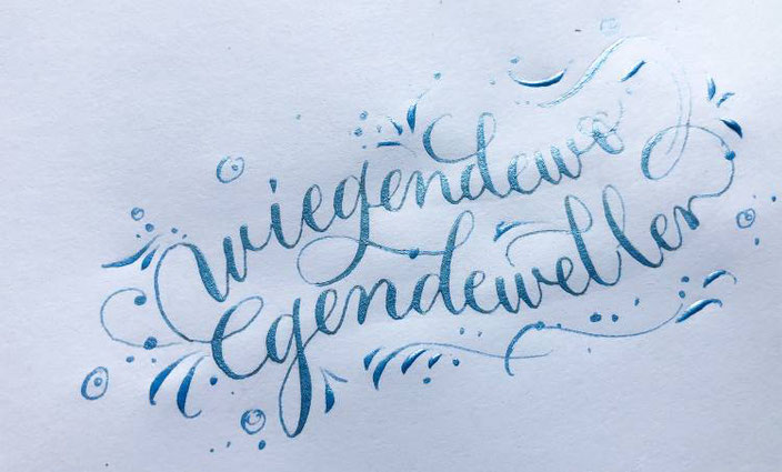 Lettering Anleitung für ein Wellenbild: Verzierungen hinzufügen welche die Wellen und Gischt darstellen