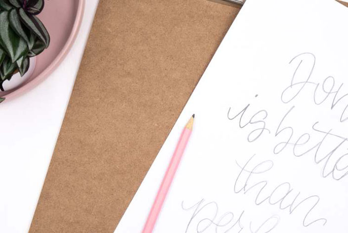 Lettering Vorlage auf ein Klemmbrett übertragen
