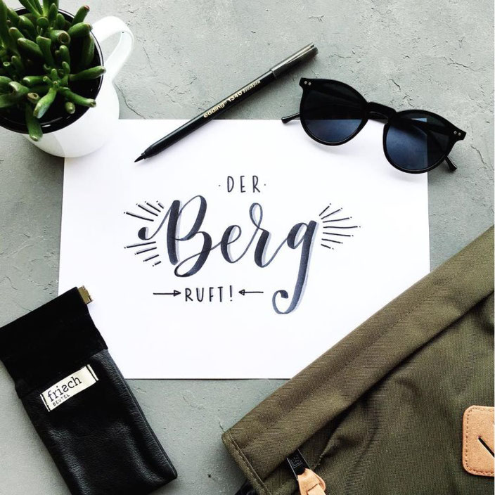 Handlettering: Der Berg ruft! Lettering von herrletter für die Letter Lovers